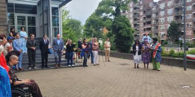 Mensen nemen een minute stilte tijdens de herdenking Keti Koti 2026